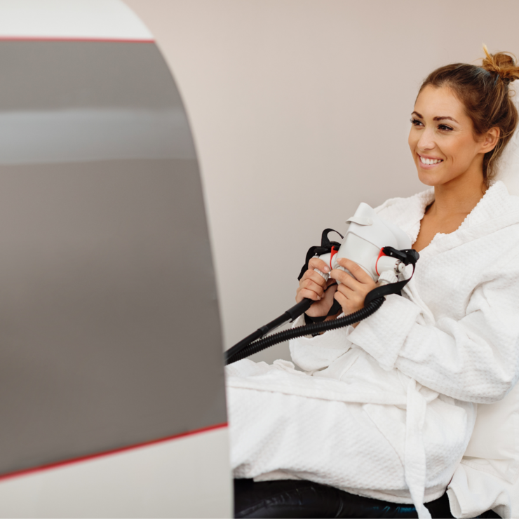 Frau während Anwendung der HBO-Therapie