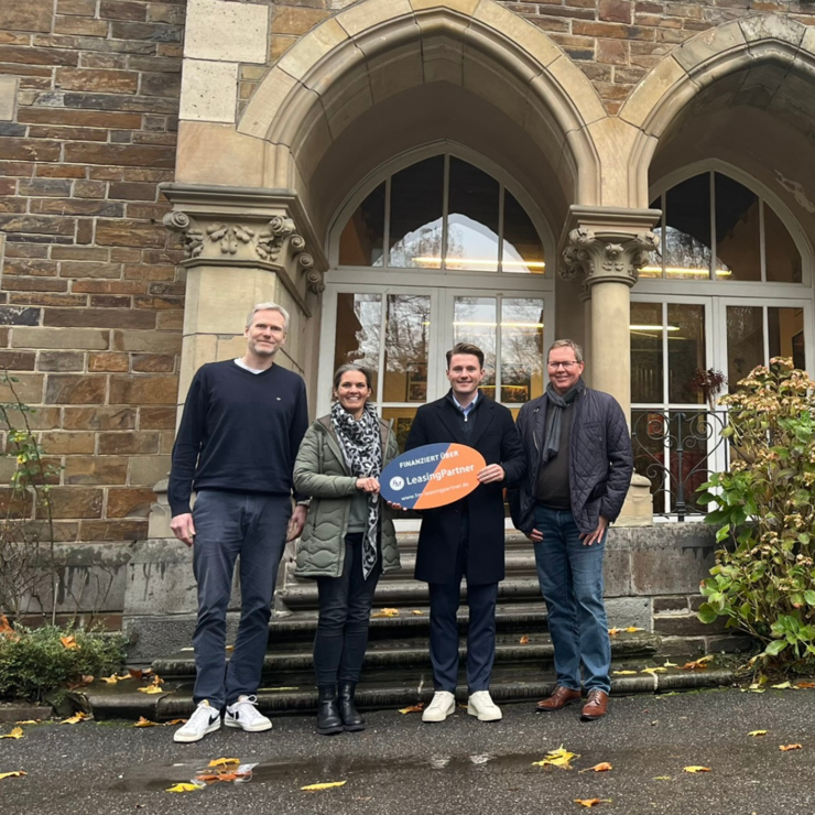 Menschen vor dem Schloss Hagerhof Gymnasium