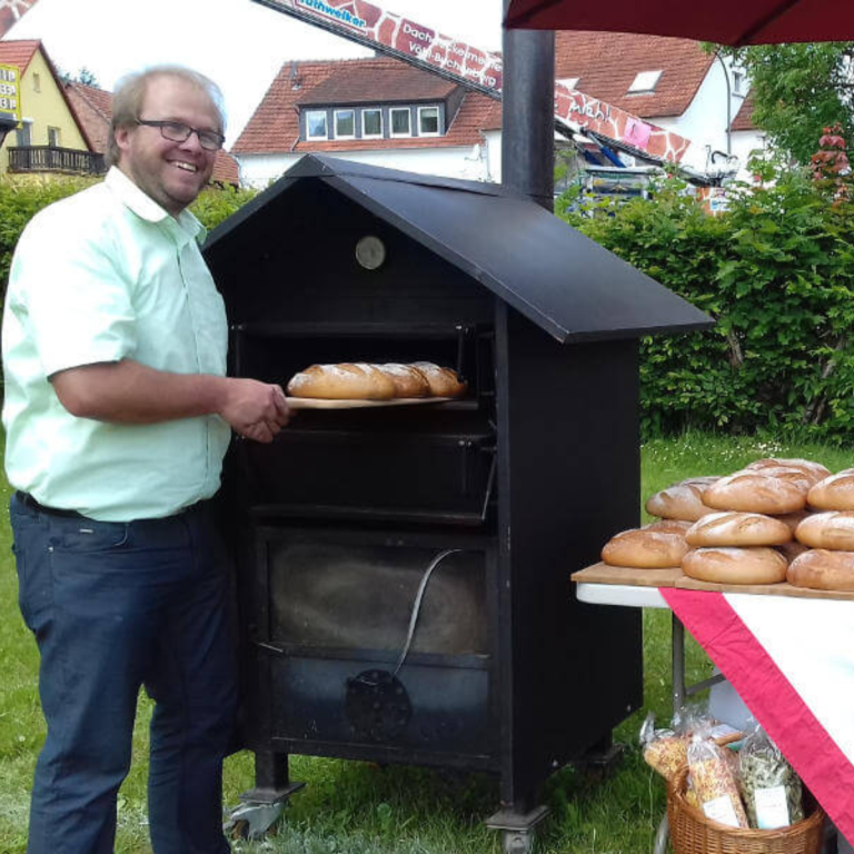 Dr. Sommer beim Brot backen
